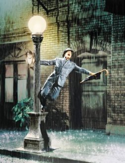 Cena do filme Cantando na chuva, com Fred Astaire.